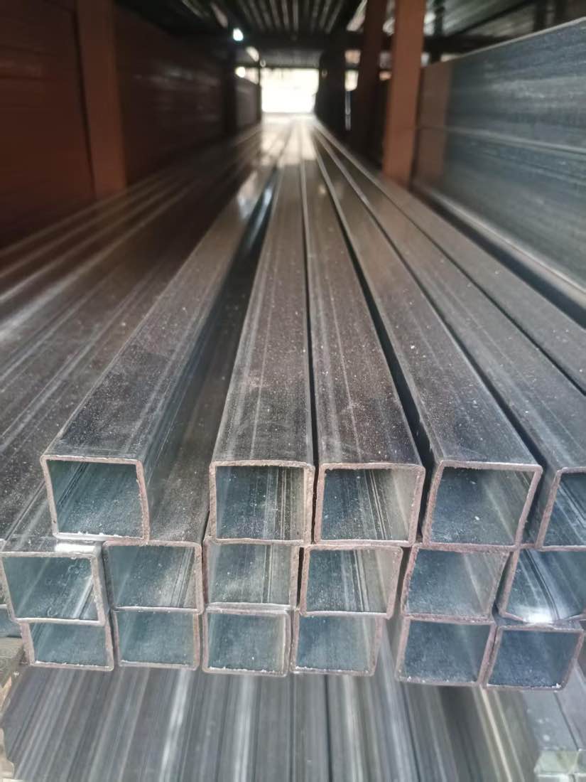 Tube carré en acier galvanisé – 30×30 et 40×40 mm