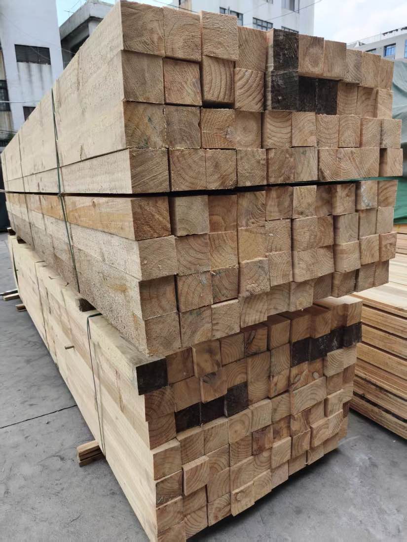 Chevron en bois – 8 × 8 cm × 4 m