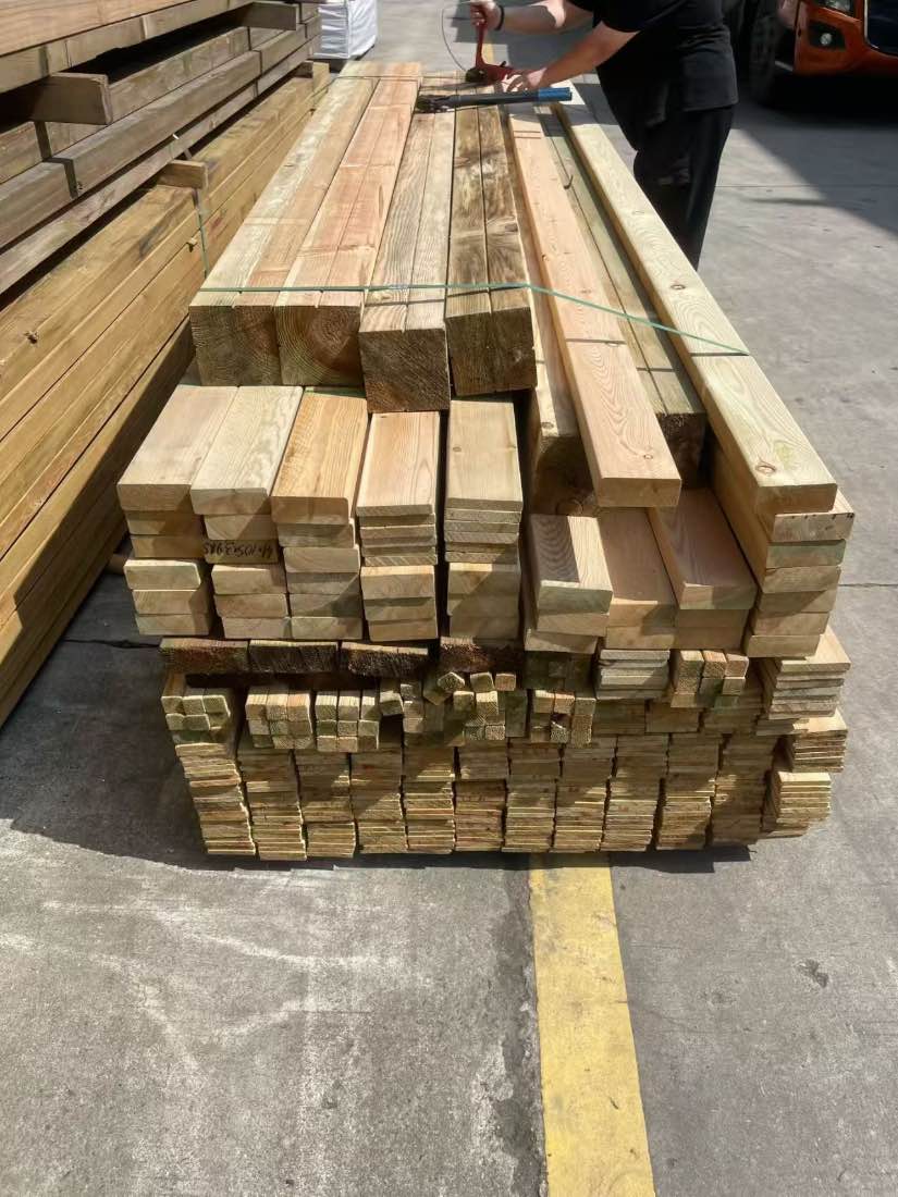 Lambourde en bois – 4 × 8 cm × 4 m